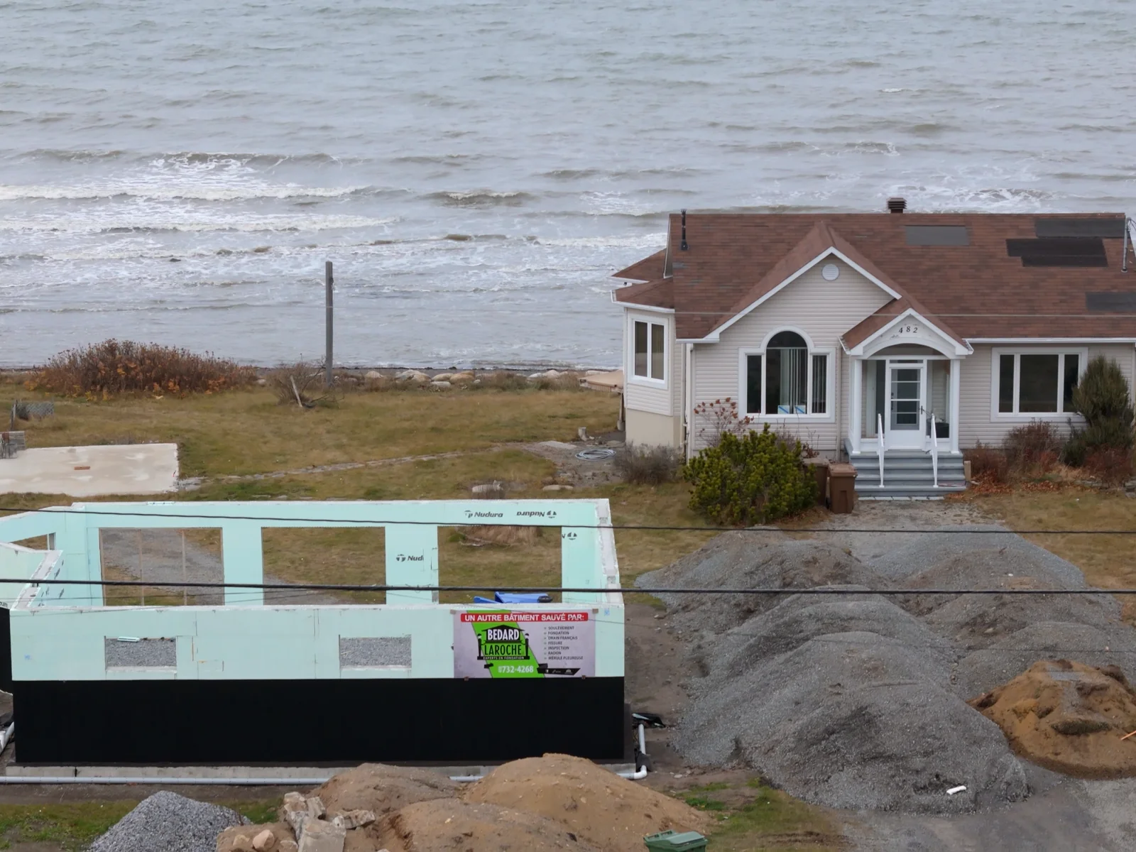 Bâtiment levé et déplacé en bordure du fleuve