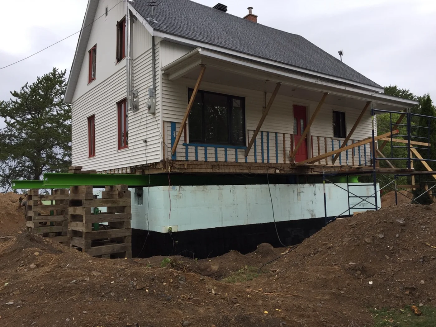 Maison levée sur empilages, réfection complète de la fondation