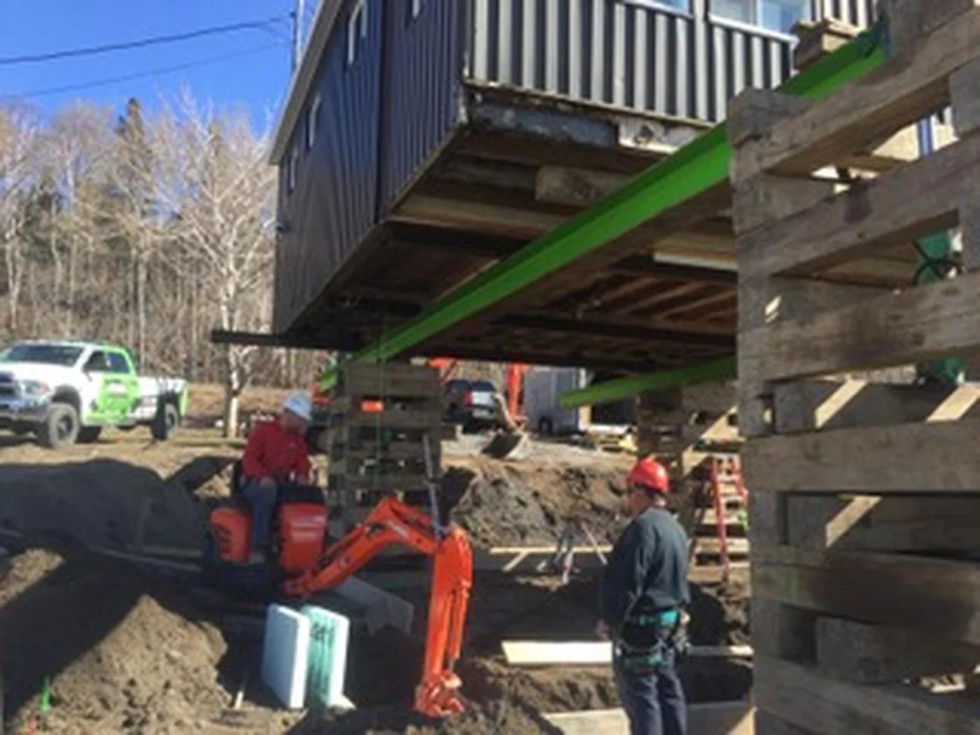 Bâtiment soutenu sur empilages pendant les travaux