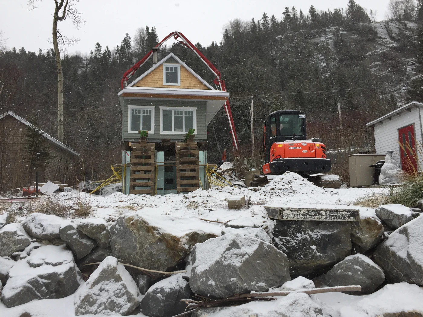Levage hivernal en bordure du fleuve