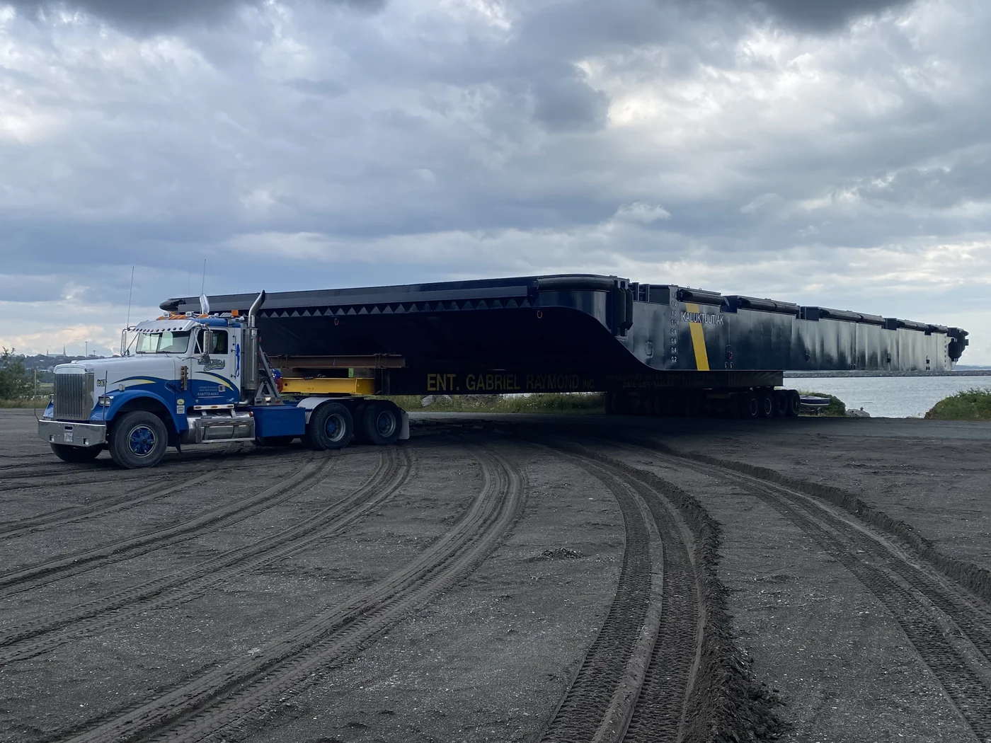 Transport d'une structure d'acier sur fardier